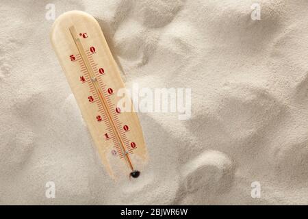 Wetterthermometer auf Sand liegend Stockfoto