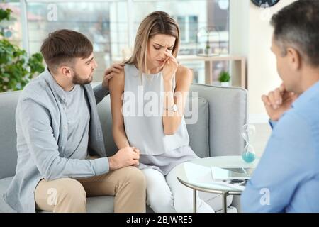 Familie Psychologe arbeiten mit jungen Paares im Büro Stockfoto