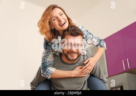 Schönes Paar, das zu Hause Spaß zusammen hat Stockfoto