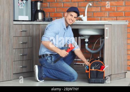 Professionelle Klempner Befestigung Spülbecken Stockfoto
