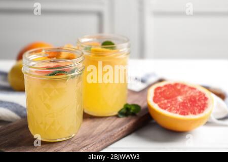 Leckere Limonade mit Grapefruit in Gläsern auf dem Tisch Stockfoto