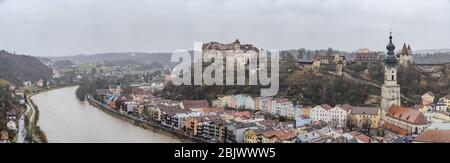 Panoramablick auf Burg zu Burghausen, die längste Burganlage der Welt auf einem Hügel am Fluss während regnerischer Tage in Burghausen, Deutschland Stockfoto