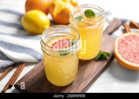 Leckere Limonade mit Grapefruit in Gläsern auf dem Tisch Stockfoto