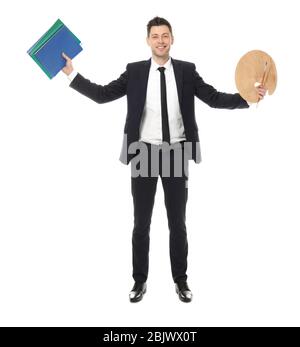 Geschäftsmann mit Notizbüchern und Farbpalette auf weißem Hintergrund Stockfoto