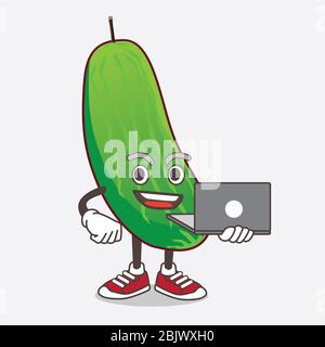 Eine Illustration von Cucumber Cartoon Maskottchen Figur arbeiten mit Laptop Stockfoto