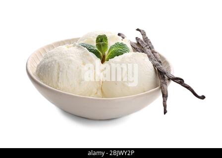 Köstliches Vanille-Eis in Schale auf weiß isoliert Stockfoto