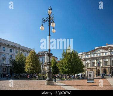 Kunstvolle Lampenpost auf dem Scala-Platz in der antiken Stadt Mailand, Italien Stockfoto