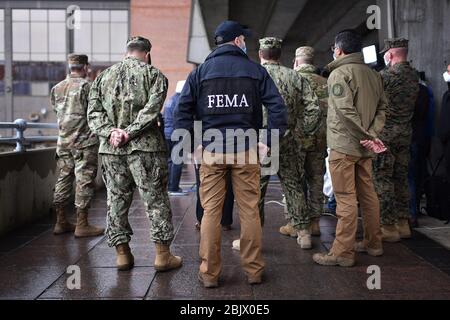 New York City, USA. April 2020. Ein Mitglied der FEMA nimmt an einer Pressekonferenz Teil, bevor das Schiff des USNS Comfort Hospital nach New York City eingesetzt wurde, um bei dem Novel Coronavirus-Ausbruch, New York, NY, 30. April 2020, zu helfen. Das US Navy Hospital Ship, das am 30. März eintraf und angeblich 182 COVID-19 behandelt hat, wird in seinen Heimathafen Norfolk, VA. Zurückkehren, um weitere Einsatzaufträge aufzufüllen und abzuwarten. (Anthony Behar/Sipa USA) Credit: SIPA USA/Alamy Live News Stockfoto