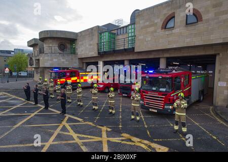 Edinburgh, Großbritannien. April 2020. Im Bild: Die Nothelfer des Scottish Fire and Rescue Service zeigen ihre Wertschätzung während der Kampagne "Clap for our carers" - eine wöchentliche Hommage an den NHS und die Schlüsselhelfer während des Ausbruch des Coronavirus (COVID-19). Die Öffentlichkeit wird ermutigt, jeden Donnerstag um 20 Uhr NHS-Mitarbeiter und andere wichtige Arbeitnehmer aus ihren Häusern zu begrüßen. Bis heute hat die Coronavirus (COVID-19) Pandemie weltweit über 3.21 Millionen Menschen infiziert, und in Großbritannien über 171, 00 infiziert und 26,711 getötet. Quelle: Colin Fisher/Alamy Live News Stockfoto