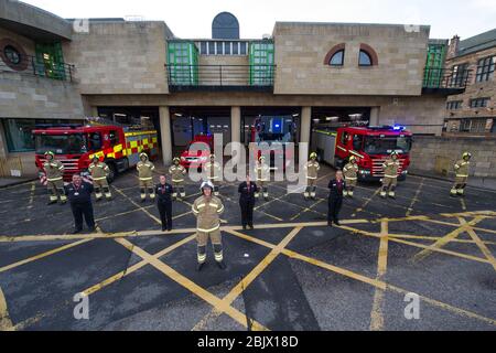 Edinburgh, Großbritannien. April 2020. Im Bild: Die Nothelfer des Scottish Fire and Rescue Service zeigen ihre Wertschätzung während der Kampagne "Clap for our carers" - eine wöchentliche Hommage an den NHS und die Schlüsselhelfer während des Ausbruch des Coronavirus (COVID-19). Die Öffentlichkeit wird ermutigt, jeden Donnerstag um 20 Uhr NHS-Mitarbeiter und andere wichtige Arbeitnehmer aus ihren Häusern zu begrüßen. Bis heute hat die Coronavirus (COVID-19) Pandemie weltweit über 3.21 Millionen Menschen infiziert, und in Großbritannien über 171, 00 infiziert und 26,711 getötet. Quelle: Colin Fisher/Alamy Live News Stockfoto