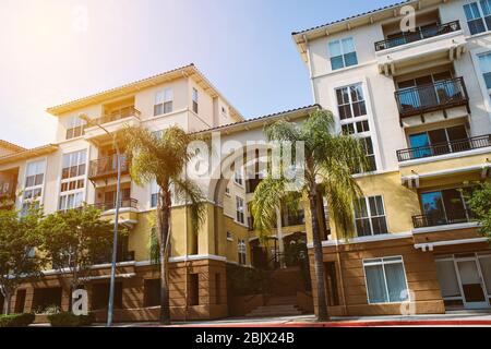 Mischnutzung Gewerbeimmobiliengebäude mit Wohnungen und Geschäftsbüros - Palmen und Sky - Immobilien Klasse A Stockfoto