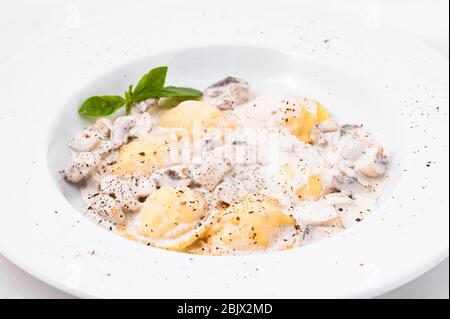 Ravioli mit Pilzen in cremiger Sauce. Stockfoto