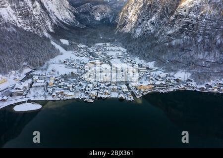 Luftdrohnenaufnahme von Lahn Dorf bedeckt mit Schnee von Hallstatt l Stockfoto