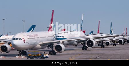 Flugzeuge, die von Cathay Pacific Airways Ltd. Betrieben werden, stehen auf dem Asphalt des Hong Kong International Airport wegen der Covid-19-Pandemie Stockfoto