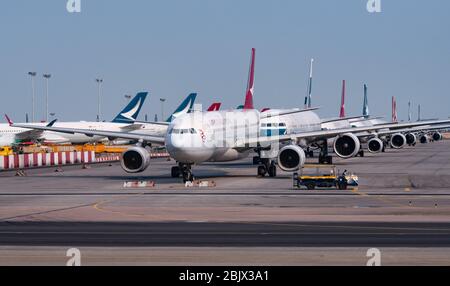 Flugzeuge, die von Cathay Pacific Airways Ltd. Betrieben werden, stehen auf dem Asphalt des Hong Kong International Airport wegen der Covid-19-Pandemie Stockfoto