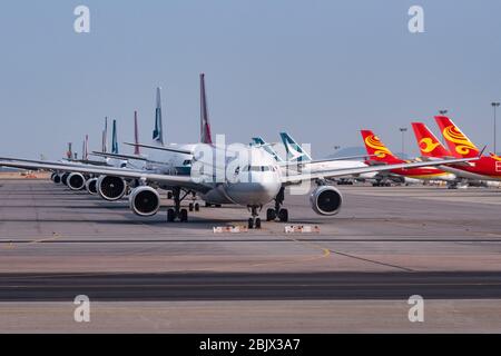 Flugzeuge, die von Cathay Pacific Airways Ltd. Betrieben werden, stehen auf dem Asphalt des Hong Kong International Airport wegen der Covid-19-Pandemie Stockfoto