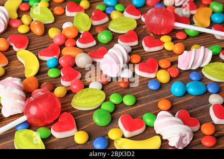 Bunte Bonbons auf hölzernen Hintergrund Stockfoto