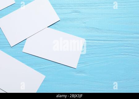 Leere Visitenkarten auf farbigem Holzhintergrund Stockfoto