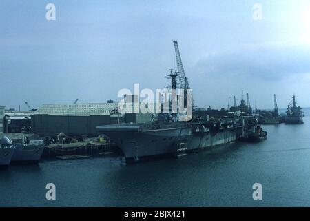 ENGLISCHER FLUGZEUGTRÄGER COLOSSUS KLASSE 'WAHRSCHEINLICH HMS TRIUMPH' IM HAFEN VON PORTSMOUTH IN DEN 70ER JAHREN - ROYAL NAVY SCHIFF - VEREINIGTES KÖNIGREICH - FARBFOLIE © F.BEAUMONT Stockfoto