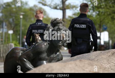 Thale, Deutschland. April 2020. Polizeibeamte patrouillieren auf der Tanzfläche der Hexen. Normalerweise wird in der Nacht vom 1. Mai überall im Harz Walpurgisnacht mit Musik, Paraden und Festen gefeiert. In diesem Jahr wurden alle Veranstaltungen abgesagt. Die Polizei will ihre Kontrollen verstärken. Kredit: Ronny Hartmann/dpa/Alamy Live News Stockfoto