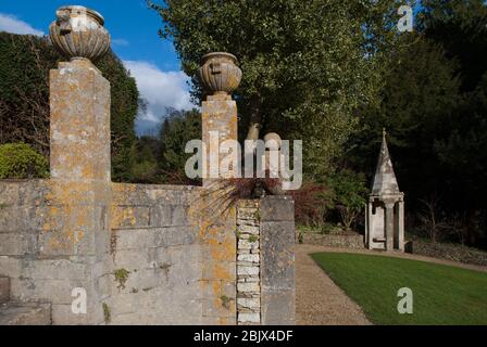 Gärten Cotswolds Cotswold Stone Heritage Conservation Architecture Heritage Old English Village Castle Combe Village, Chippenham SN14 Stockfoto