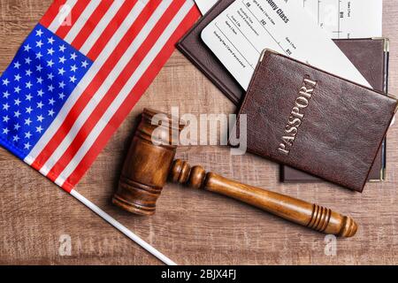 Pässe, Tickets, Gavel und amerikanische Flagge auf dem Tisch. Legale Einwanderung Stockfoto