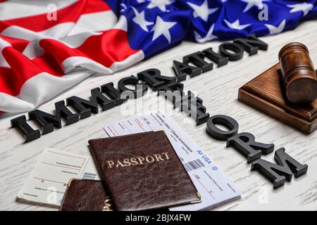 Komposition mit Worten IMMIGRATIONSREFORM, Gavel, Pässe und amerikanische Flagge auf Holzhintergrund Stockfoto