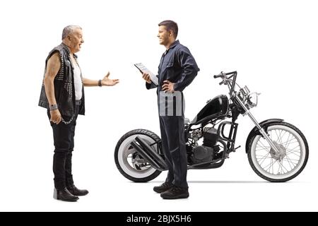 In voller Länge Aufnahme von Motorrad-Mechaniker im Gespräch mit einem reifen Biker mit Chopper isoliert auf weißem Hintergrund Stockfoto