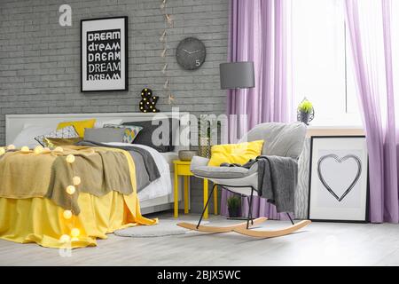 Komfortables weiches Bett mit Kissen in einem modernen Zimmer Stockfoto