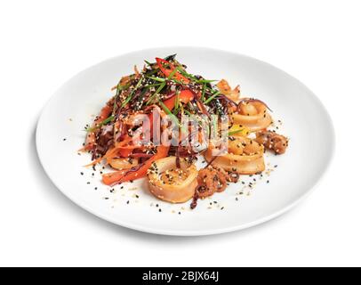 Köstlicher Thai-Salat mit Meeresfrüchten auf weißem Hintergrund Stockfoto