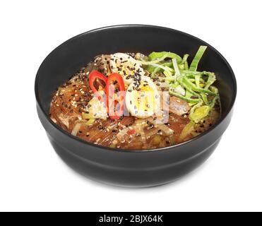 Köstliche Ramen Suppe mit Stücken von Bonito in Schüssel auf weißem Hintergrund Stockfoto