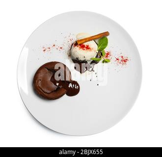 Teller mit köstlichem Fondantkuchen und Vanilleeis auf weißem Hintergrund Stockfoto