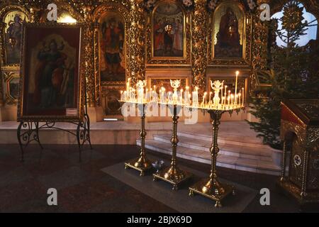 KIEW, UKRAINE - 18. JANUAR 2018: Votivstände mit Kerzen im Kloster des Heiligen Michaels mit der goldenen Kuppel. Orthodoxe Religion Stockfoto