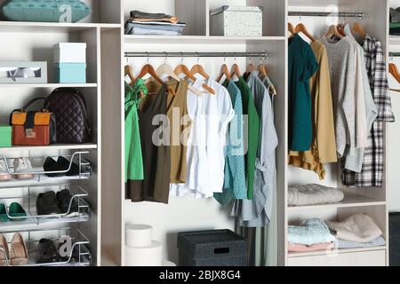 Großer Kleiderschrank Schrank mit verschiedenen Klamotten, Schuhen und Accessoires Stockfoto
