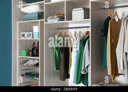 Großer Kleiderschrank Schrank mit verschiedenen Klamotten, Schuhen und Accessoires Stockfoto