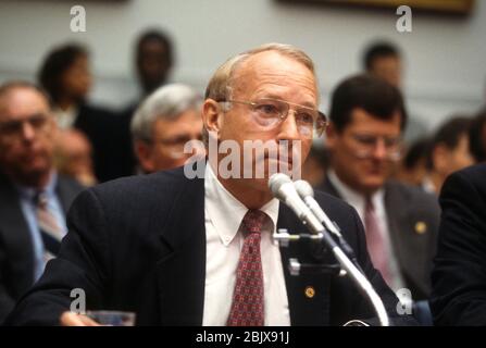 James E. Hall, Vorsitzender des US National Transportation Safety Board, bezeugt im Kongress die Explosion der Fluglinie TWA-Flug 800 am 10. Juli 1997 in Washington, DC. Stockfoto