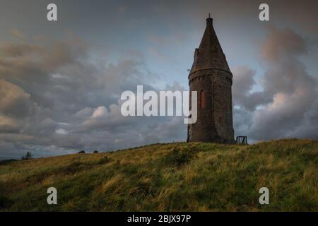 Hartshead Pike ist ein Hügel im Tameside in Greater Manchester, England, und sein Name ist verbunden mit dem Denkmal auf dem Gipfel. Stockfoto