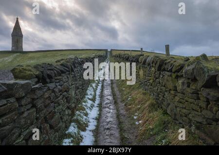 Hartshead Pike ist ein Hügel im Tameside in Greater Manchester, England, und sein Name ist verbunden mit dem Denkmal auf dem Gipfel. Stockfoto