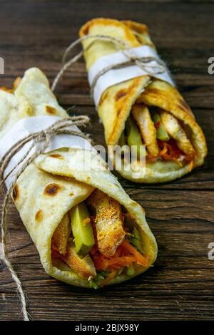 Zwei Döner Kebab mit Fleisch, Gemüse und Pommes in Pita Brot Nahaufnahme auf einem Holztisch Stockfoto