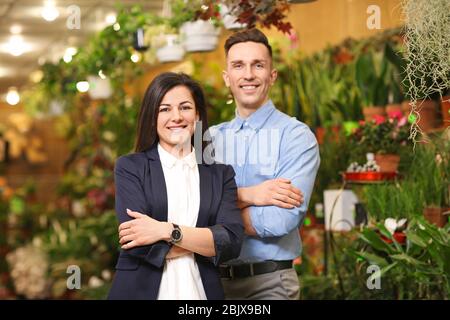 Porträt von jungen Menschen im Gewächshaus. Inhaber kleiner Unternehmen Stockfoto