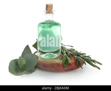 Flasche Parfümöl mit Eukalyptus und Rosmarin auf weißem Hintergrund Stockfoto