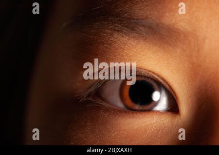 Nahaufnahme eines einzigen Kindes Auge Stockfoto