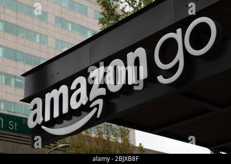 Seattle, WA, USA. April 2020. Das Amazon Go Logo in einem Geschäft in Seattle.der E-Commerce-Händler gab seine Finanzdaten für das 1. Quartal 2020 bekannt. Das Unternehmen meldete einen Gewinn von 5.01 US-Dollar pro Aktie, der unter den Erwartungen der Analysten lag. Kredit: Toby Scott/SOPA Images/ZUMA Wire/Alamy Live News Stockfoto