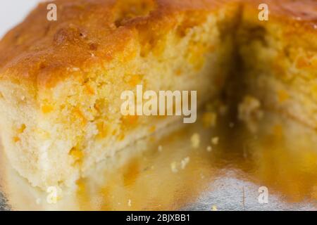 Karottenkuchen auf einer Glasplatte Stockfoto