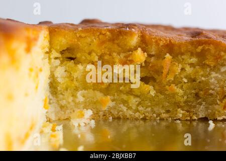 Karottenkuchen auf einer Glasplatte Stockfoto