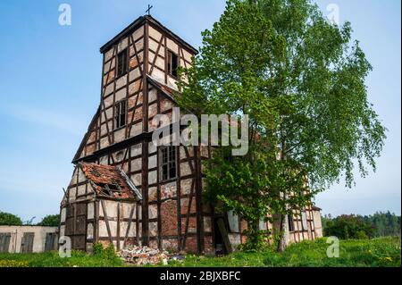 Ruinen der verlassenen evangelischen Kirche als Fachwerk - eine Art hölzerne Skelettwand. Fachwerkhaus mit Holz und roten Ziegeln. Stockfoto