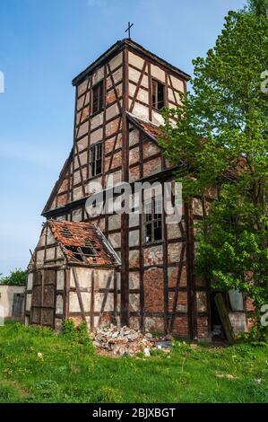 Ruinen der verlassenen evangelischen Kirche als Fachwerk - eine Art hölzerne Skelettwand. Fachwerkhaus mit Holz und roten Ziegeln. Stockfoto