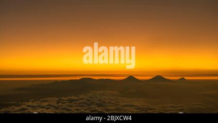 Zauberhafte Aussicht auf die goldene Stunde während einer Wanderung auf dem Vulkan Gunung Slamet in Zentral-Java, Indonesien Stockfoto