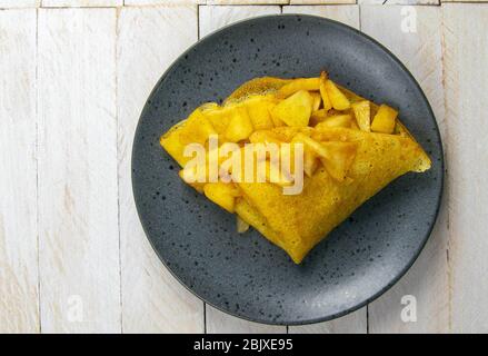 Pfannkuchen mit Bio-Zutaten, Sojamehl, Zimt und Apfel. Draufsicht, Nahaufnahme Stockfoto