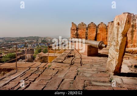 JODHPUR, INDIEN – DEZ. 02, 2019: Ariel Blick auf Burgruinen und Jodhpur (Blue City) von Mehrangarh Fort Rajasthan. Stockfoto